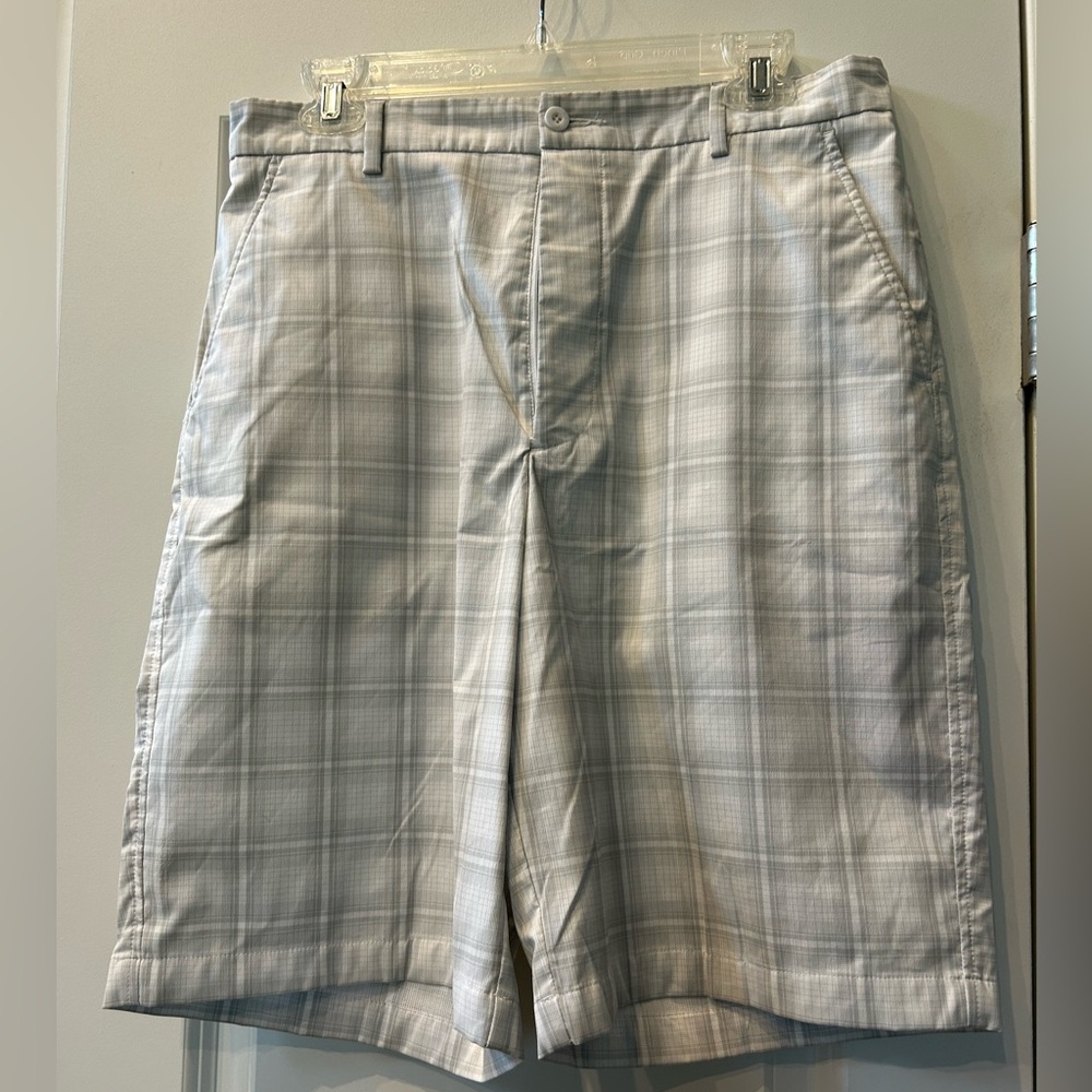 Tommy Armour men’s golf shorts - size 32